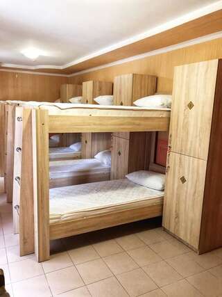 Отель Kontinent Hotel Мукачево Спальное место на двухъярусной кровати в общем номере для мужчин и женщин-7