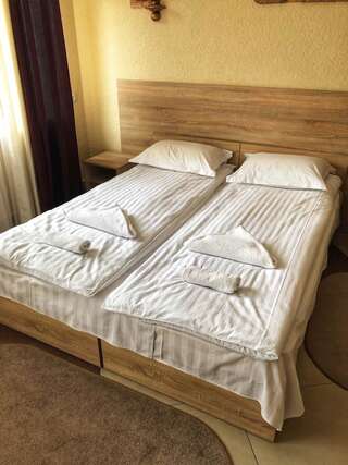 Отель Kontinent Hotel Мукачево Стандартный двухместный номер с 2 отдельными кроватями-1