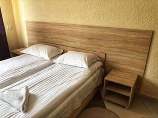 Отель Kontinent Hotel Мукачево Стандартный двухместный номер с 2 отдельными кроватями-2