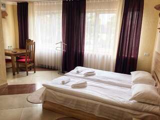 Отель Kontinent Hotel Мукачево Стандартный двухместный номер с 2 отдельными кроватями-3